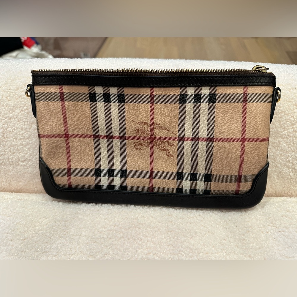 EUC Burberry Beige/Brown Haymarket Check Coated Canvas Peyton Clutch - Picture 2 of 4